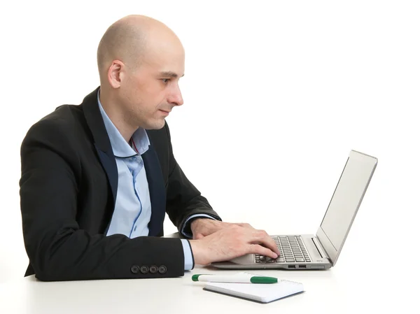 Homem de negócios sentado na mesa, trabalhando no computador portátil — Fotografia de Stock
