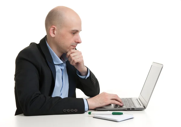 Empresário ocupado trabalhando em seu laptop — Fotografia de Stock