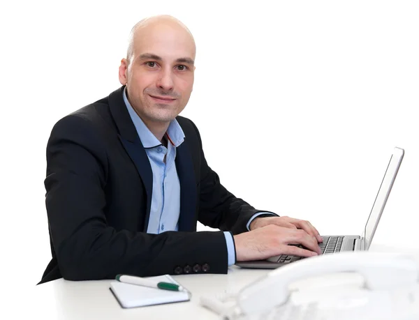 Hombre de negocios sentado en el escritorio, trabajando en el ordenador portátil —  Fotos de Stock