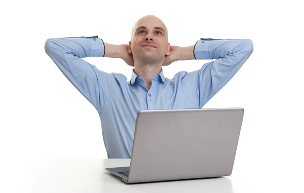 Relaxante homem careca com computador portátil — Fotografia de Stock