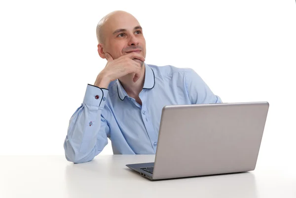 Расслабляющий лысый человек с ноутбуком — стоковое фото