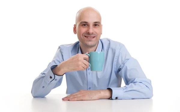 Чоловік п'є чашку кави або чаю — стокове фото