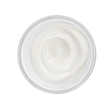 Küçük yuvarlak kâse manzaralı mayonez ya da ekşi krema. Beyaz arkaplanda izole edilmiş kremalı sos