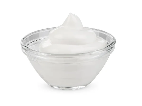 蛋黄酱或酸奶油放在小圆碗里 白底奶油酱油分离 — 图库照片