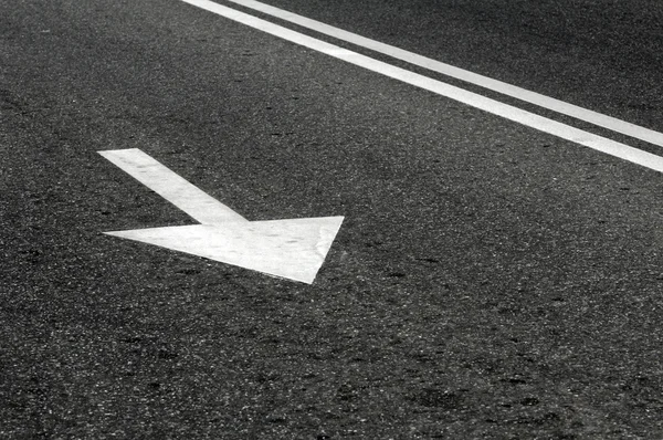Road marking on asphalt in the form of an arrow — Stock Photo, Image