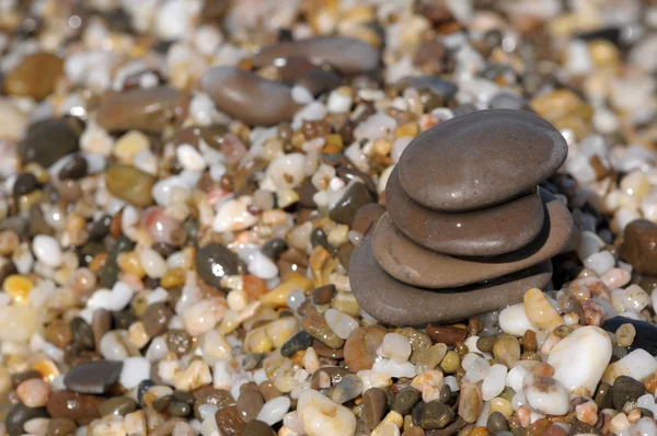 Empilements de pierre sur une plage de galets — Photo