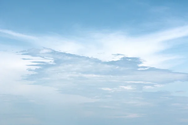 Белые и серые облака в голубом небе . — стоковое фото