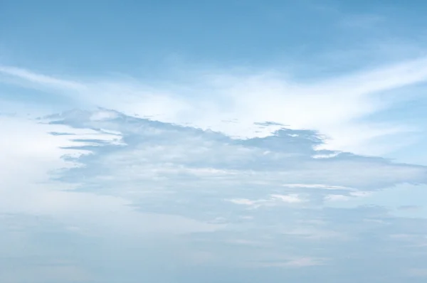 Nuages blancs et gris dans le ciel bleu . — Photo