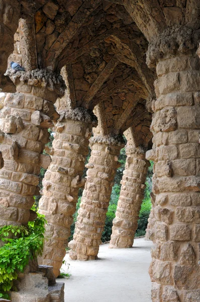 Barcelona: Increíbles arcos de piedra en el Parque Güell —  Fotos de Stock