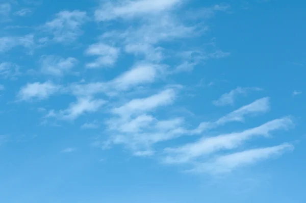 Blauwe lucht met wolken — Stockfoto