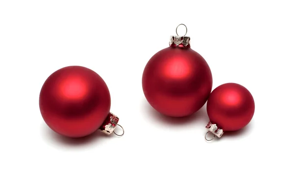 Boules de Noël rouges sur fond blanc. — Photo