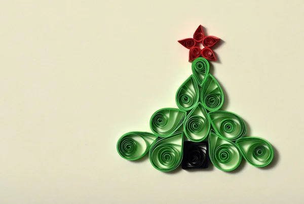 Árvore de Natal artesanal cortada do papel. Quilling . — Fotografia de Stock