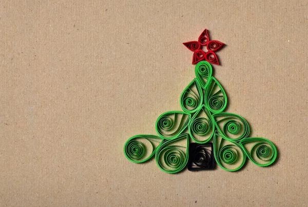 Handgemaakte kerstboom uitgeknipt uit papier. Filigraan. — Stockfoto