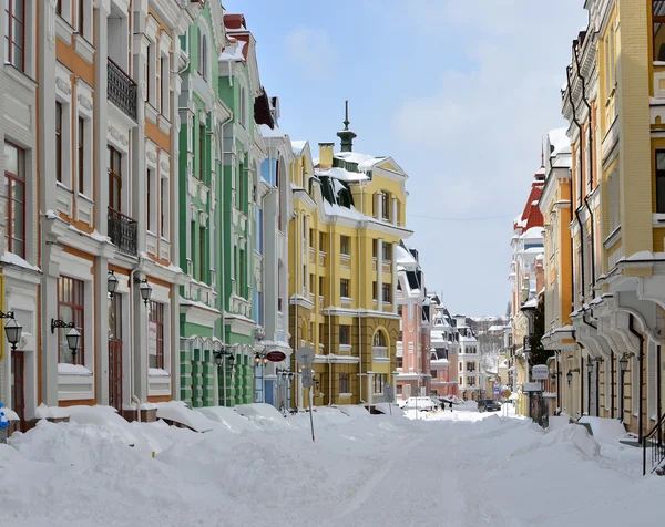 Flerfärgad byggnader i kiev på podol i mars 2013 — Stockfoto