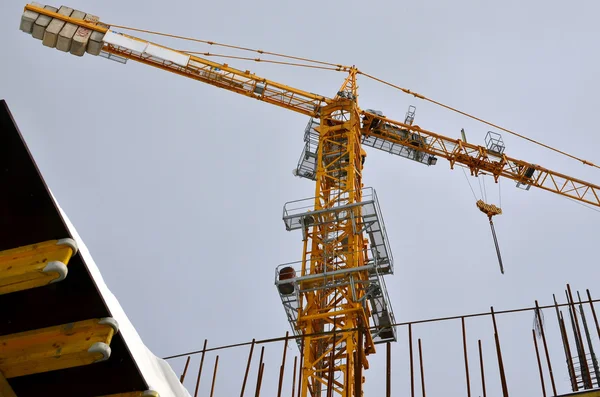 Construction crane building a house — Stock Photo, Image