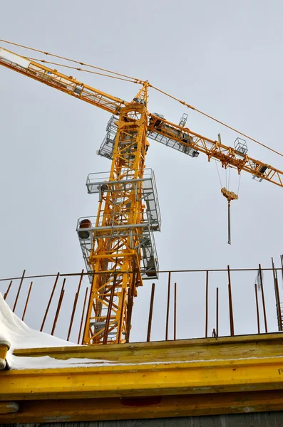 Construction crane building a house — Stock Photo, Image