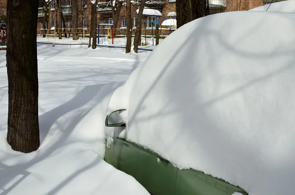 Bil i snödriva — Stockfoto