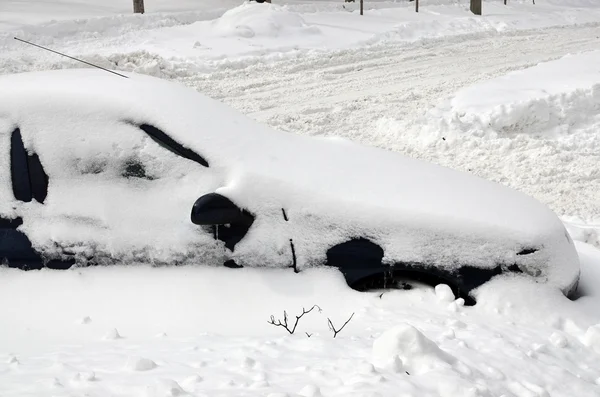 Auto unter Schneeverwehungen — Stockfoto