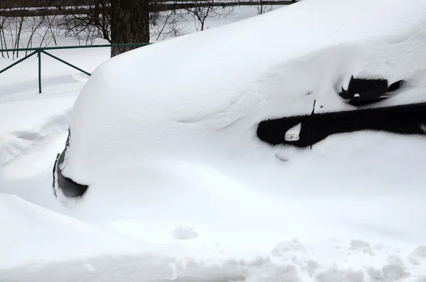 Coche bajo nieve —  Fotos de Stock