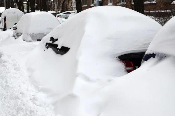 Auto unter Schneeverwehungen — Stockfoto