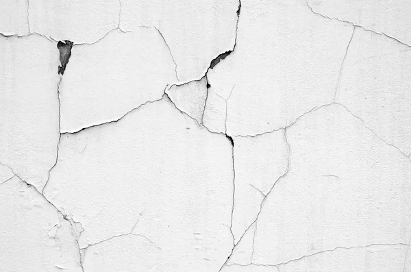 Белая стена с трещинами — стоковое фото