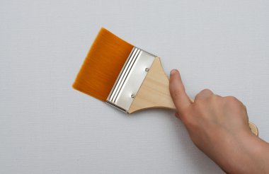 Beyaz arka plan üzerinde izole fırça elini tutar