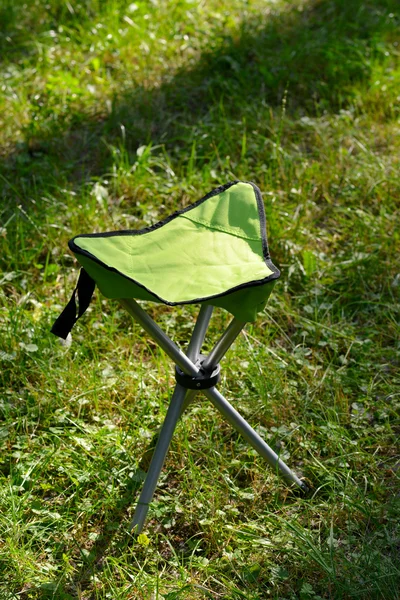 Krzesło fałdy w trawnik tło — Zdjęcie stockowe