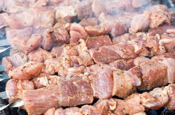 Przygotowanie plastry mięsa w sosie na ogień — Zdjęcie stockowe