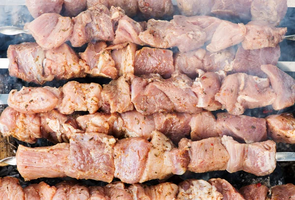 Przygotowanie plastry mięsa w sosie na ogień — Zdjęcie stockowe