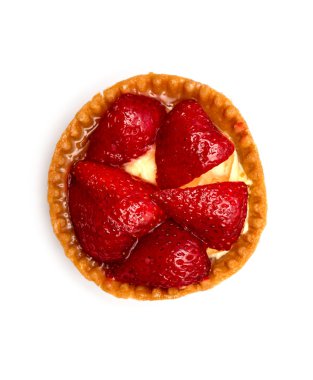 Beyaz arka planda izole edilmiş taze ve lezzetli çilekli pasta.