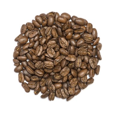 Beyaz arkaplanda kahve çekirdekleri