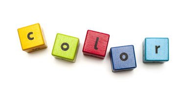 Beyaz arkaplanda izole edilmiş tahta bloklar