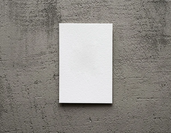 Gri bir arka plan üzerinde kağıt kartı — Stok fotoğraf