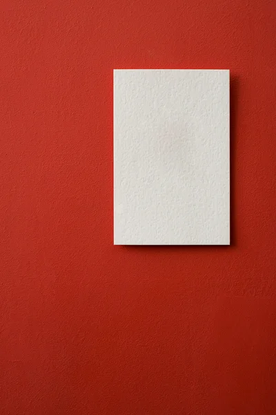 Tarjeta de papel sobre fondo rojo —  Fotos de Stock