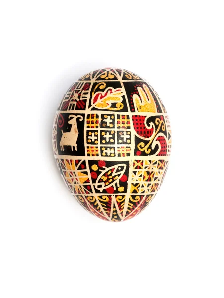 Huevo de Pascua ucraniano sobre fondo blanco — Foto de Stock