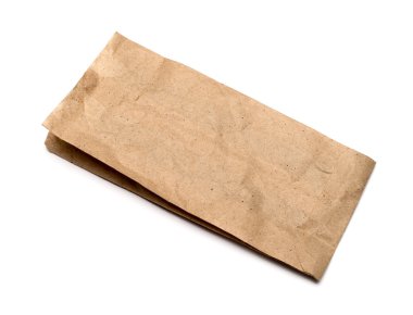 beyaz arkaplanda kahverengi kese kağıtları