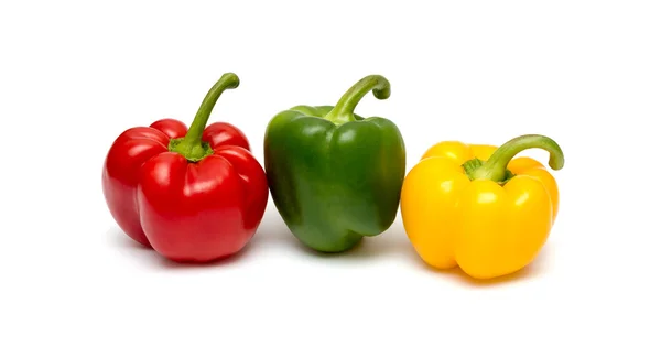 三个新鲜的甜椒，白色背景分离 — 图库照片