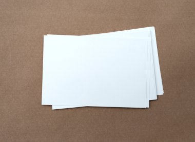 el sanatları arka plan beyaz boş iş kartları yığını