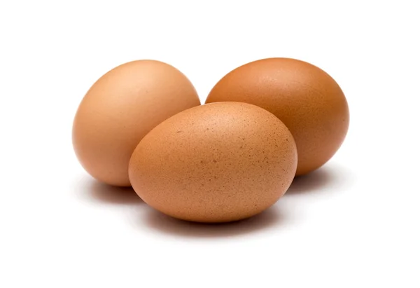 Tre uova marroni su sfondo bianco — Foto Stock