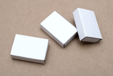 kahverengi zemin üzerine beyaz kutu