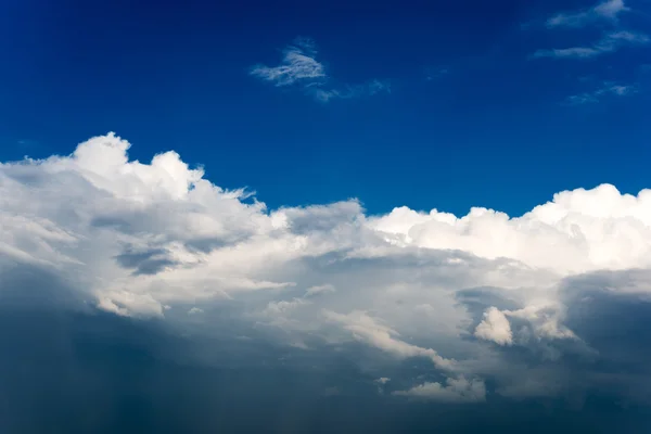 Nubes blancas y grises en el cielo azul — Foto de Stock