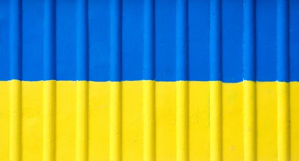 Ukiran bendera Ukraina dicat di dinding berlapis beton tua — Stok Foto