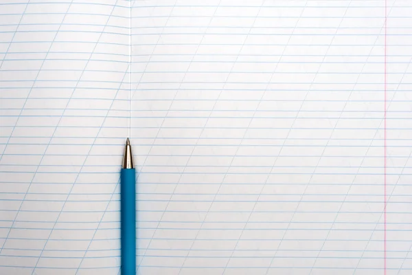 Primo piano di carta taccuino bianco con penna a sfera — Foto Stock