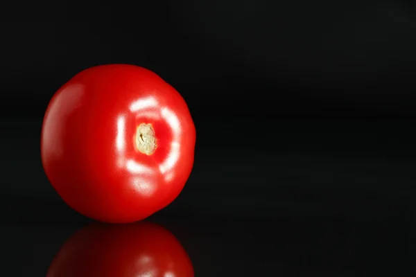 Red Tomato On Black — Stock Photo, Image