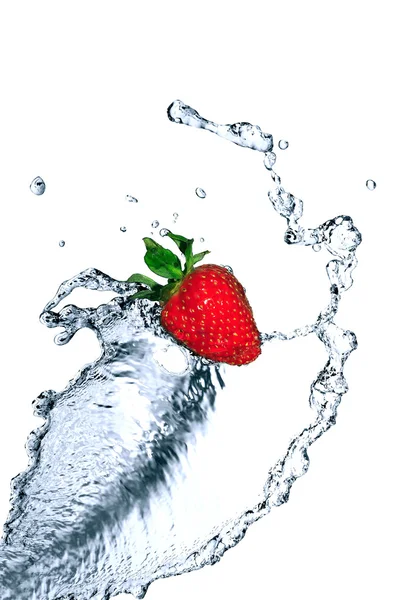 Fraise dans l'eau — Photo