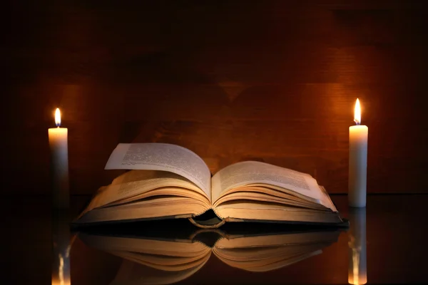 Libro y velas — Foto de Stock