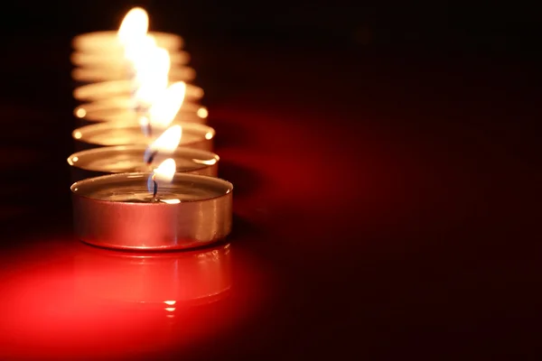 Kerzen auf dunklem Grund — Stockfoto