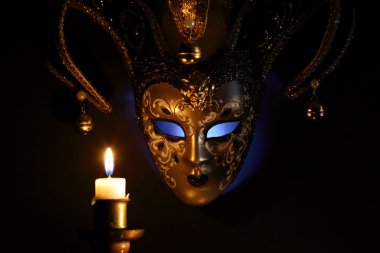 maske ve mum