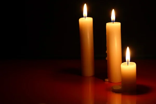 Kerzen auf dunklem Grund — Stockfoto