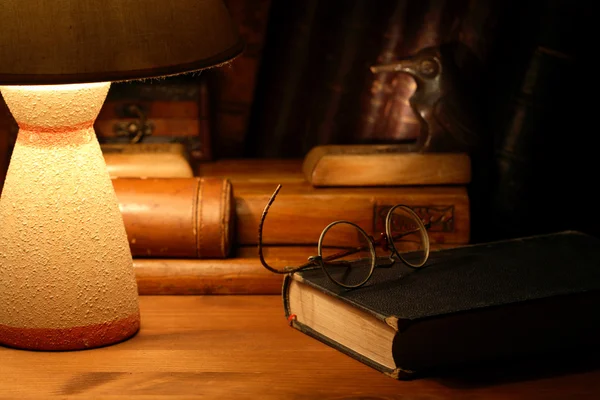 Livres anciens et lampe — Photo